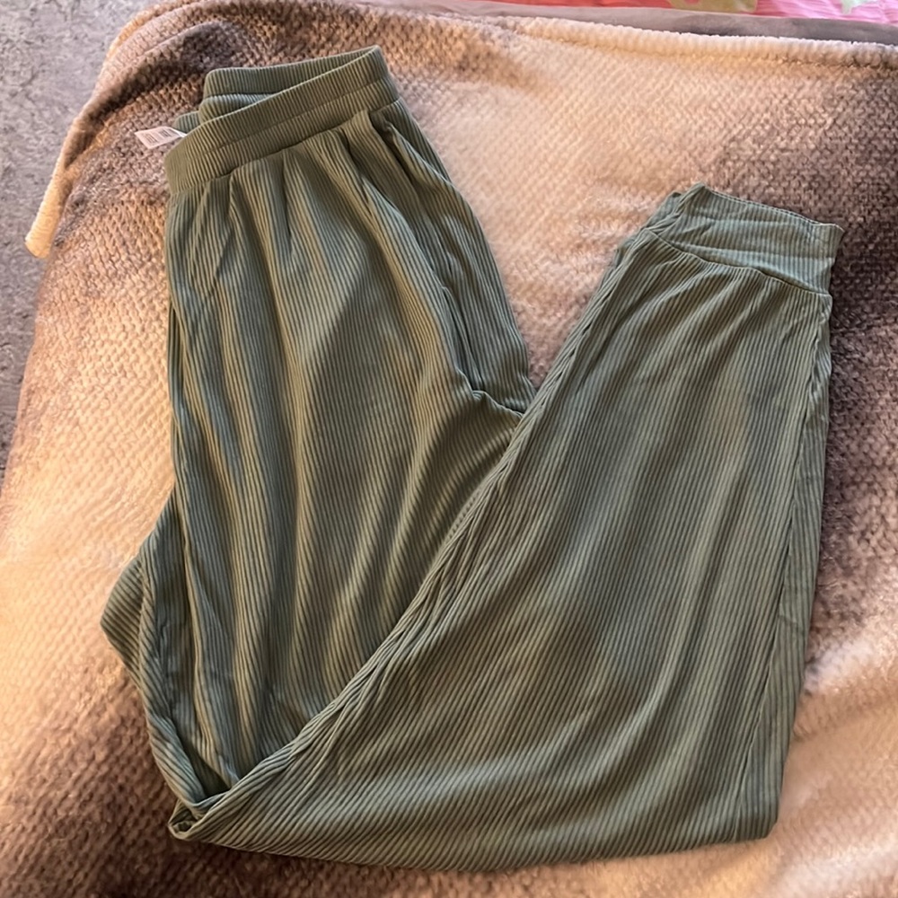 Alo Yoga High-Waist Ribbed Whisper Pant